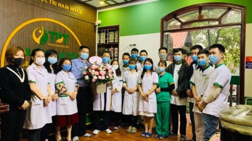 Ông Nguyễn Quang Hưng đại diện ban lãnh đạo Trung tâm Thuốc dân tộc tặng hoa và quà cho các bác sĩ, cán bộ Trung tâm Thuốc dân tộc