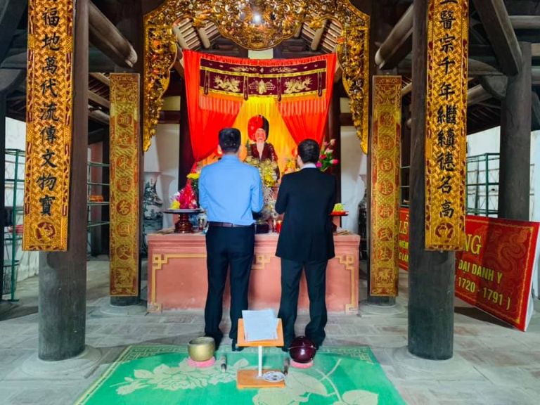 Ông Nguyễn Quang Hưng và bác sĩ Lê Hữu Tuấn dâng hương tại đền thờ Hải Thượng Lãn Ông