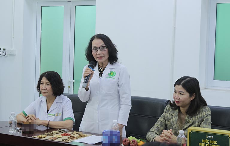 Bác sĩ Lê Thị Phương phát biểu tại buổi lễ