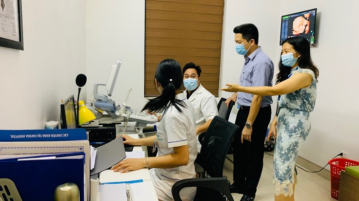 Trực tiếp ông Nguyễn Quang Hưng - Tổng giám đốc CTCP Bệnh viện Thuốc dân tộc giám sát, trao đổi với đội ngũ y tế tại Favina
