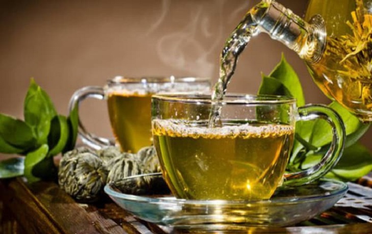 Trong trà xanh có chứa thành phần kháng khuẩn cao giúp tiêu diệt vi khuẩn gây hại trong khoang miệng hiệu quả