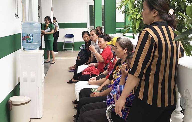 Rất đông chị em tới khám và điều trị các vấn đề về rối loạn nội tiết tố tại Trung tâm Thuốc dân tộc