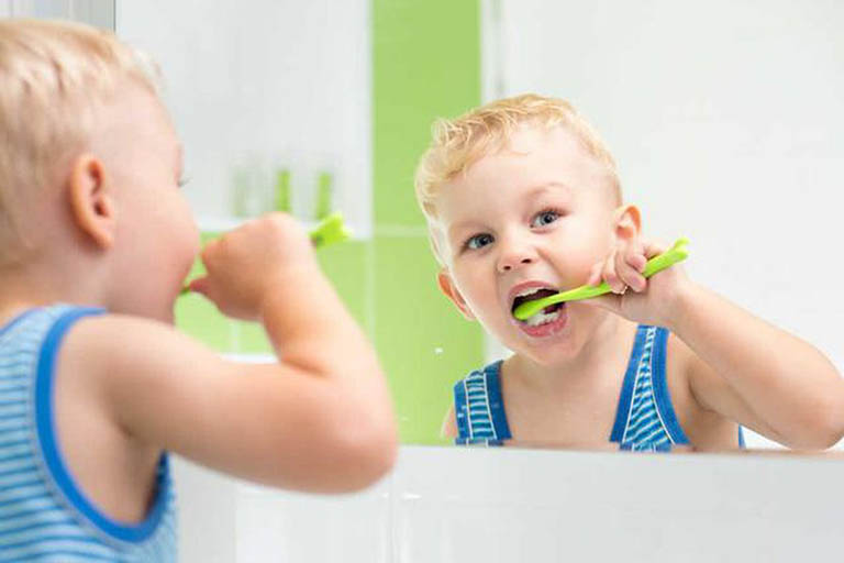 Trẻ đánh răng răng đúng cách