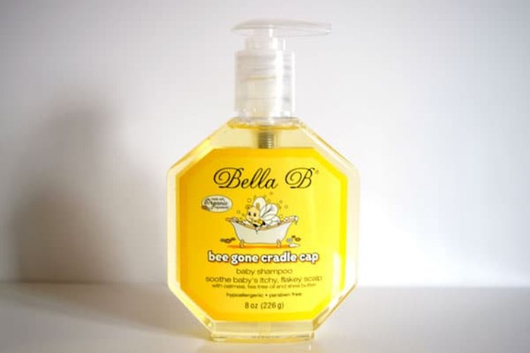 Dầu gội Bella B Bee Gone Cradle Cap có thành phần tự nhiên, được đánh giá cao bởi khả năng cấp ẩm, dưỡng ẩm