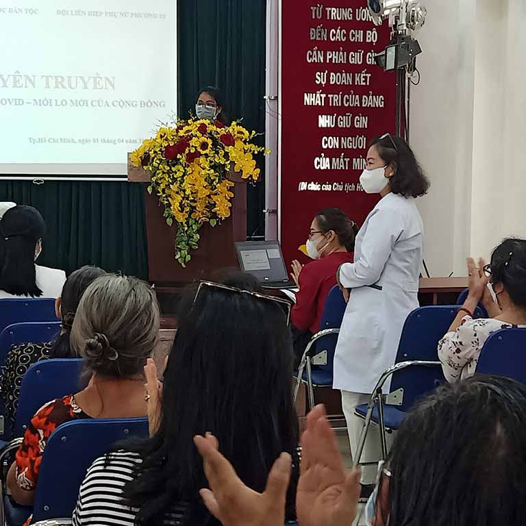 Bà Lê Ngọc Thùy Linh (Chủ tịch Hội Liên Hiệp Phụ nữ Phường 2) giới thiệu về buổi Tọa đàm