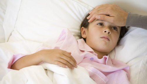 Bé bị viêm loét miệng họng sốt cao