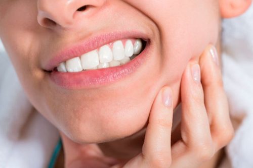 Đau răng số 7 có thể do nhiều nguyên nhân gây ra