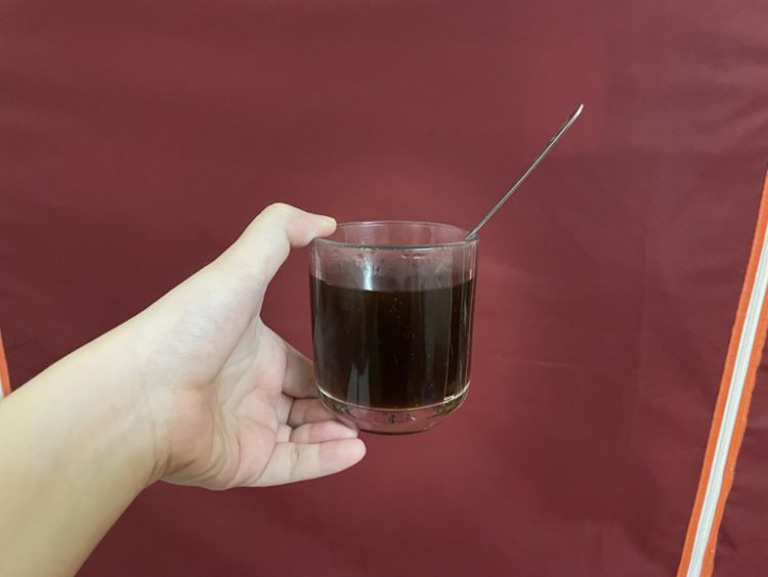 Cốc nước thuốc sau khi sắc Cốc nước thuốc sau khi sắc
