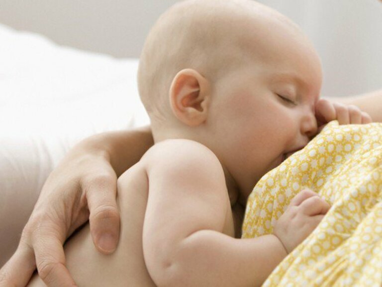 cách trị táo bón cho trẻ sơ sinh 1 - 6 tháng tuổi 