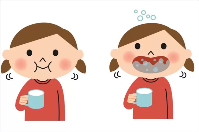 Nên cho trẻ súc miệng bằng nước muối sinh lý để hỗ trợ điều trị và nâng cao sức khỏe răng miệng