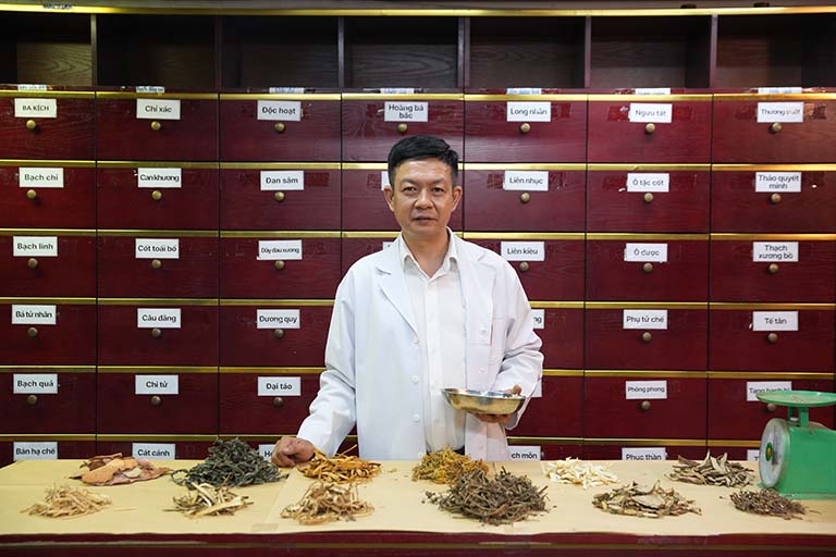 Lương y Đỗ Minh Tuấn và bài thuốc chữa viêm xoang của mình Lương y Đỗ Minh Tuấn và bài thuốc chữa viêm xoang của mình