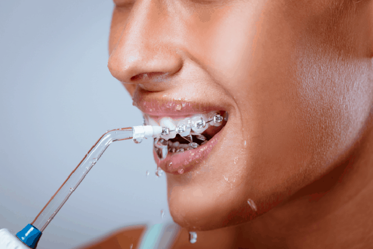 Sử dụng máy tăm nước làm sạch răng miệng
