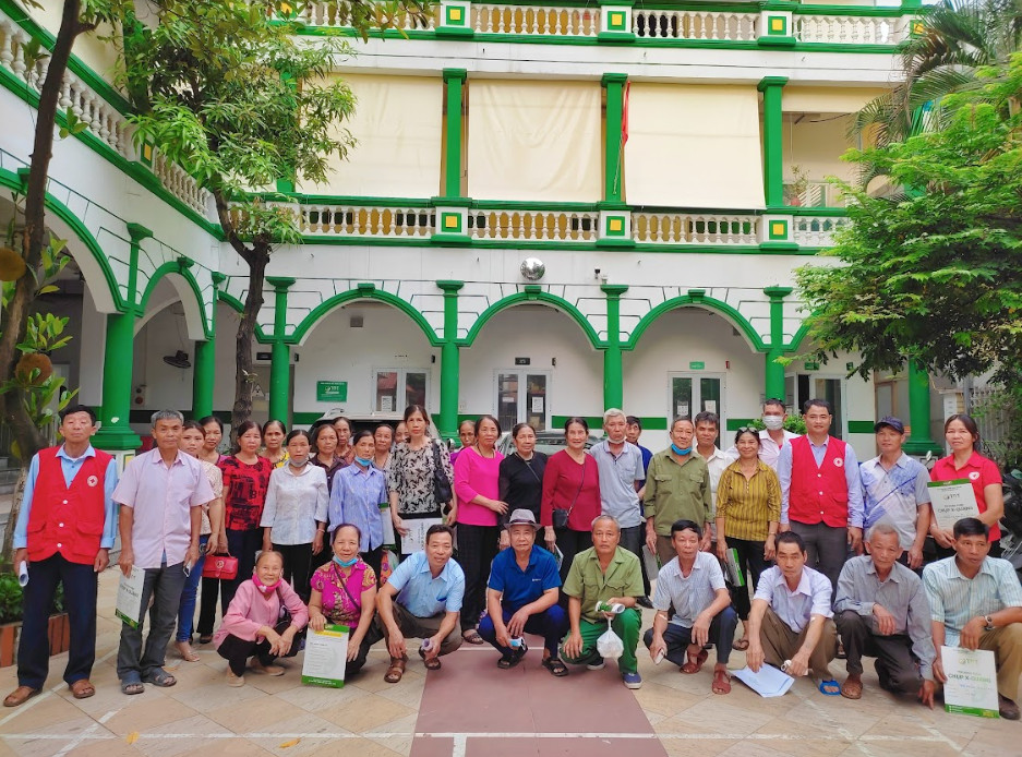 Hội viên chụp ảnh kỷ niệm sau khi kiểm tra sức khỏe tổng quát miễn phí tại Phòng khám Đa khoa Thuốc Dân Tộc