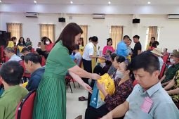 Bà Đinh Thị Kim Thoa trao quà tặng cho các hộ gia đình có công với cách mạng