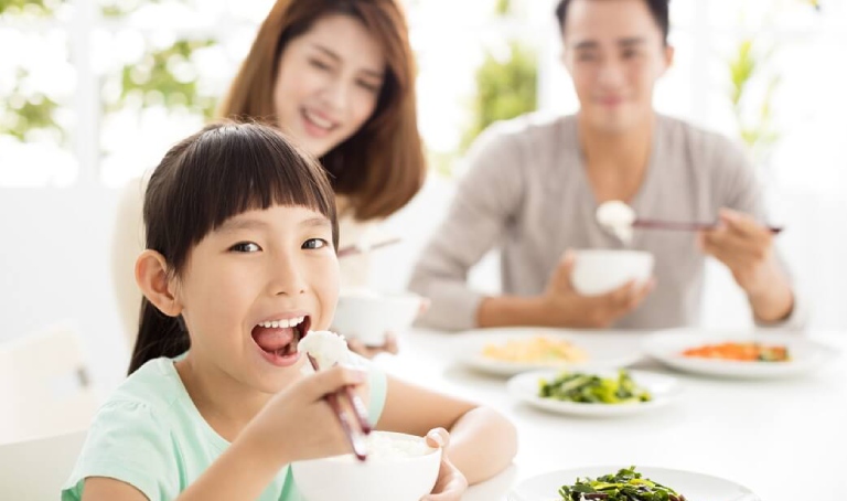 Thay đổi lối sống và chế độ ăn uống khắc phục trào ngược dạ dày ở trẻ 7 tuổi