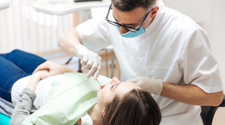 Người bị chết tủy răng nên sớm thăm khám nha sĩ, bác sĩ để được can thiệp, điều trị đúng cách