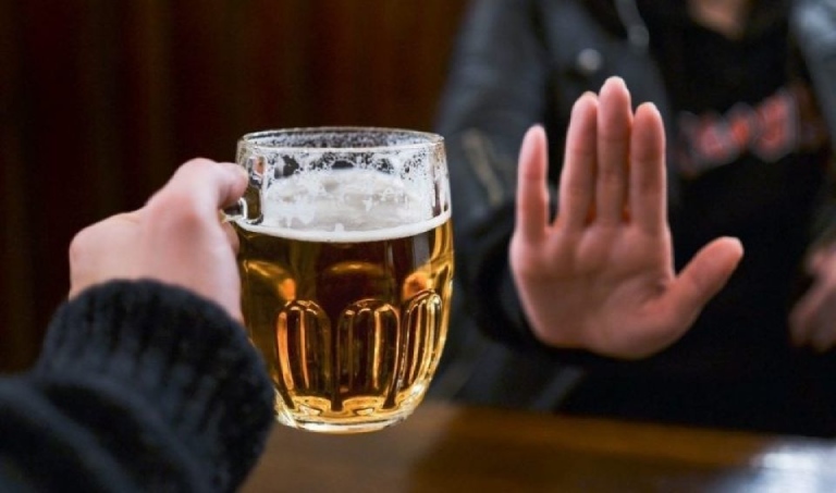 Cắt giảm lượng bia rượu tiêu thụ để giảm axit dạ dày 