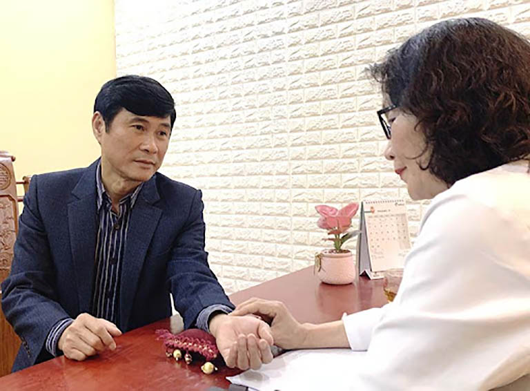 Bác sĩ Phương thăm khám và điều trị chàm cho chú Phong