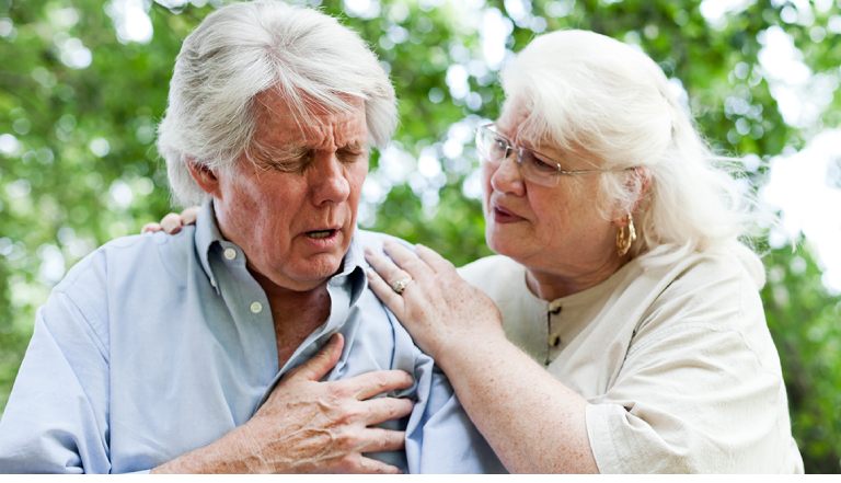 Người già rất dễ bị nhồi máu cơ tim do tắc nghẽn mạch máu