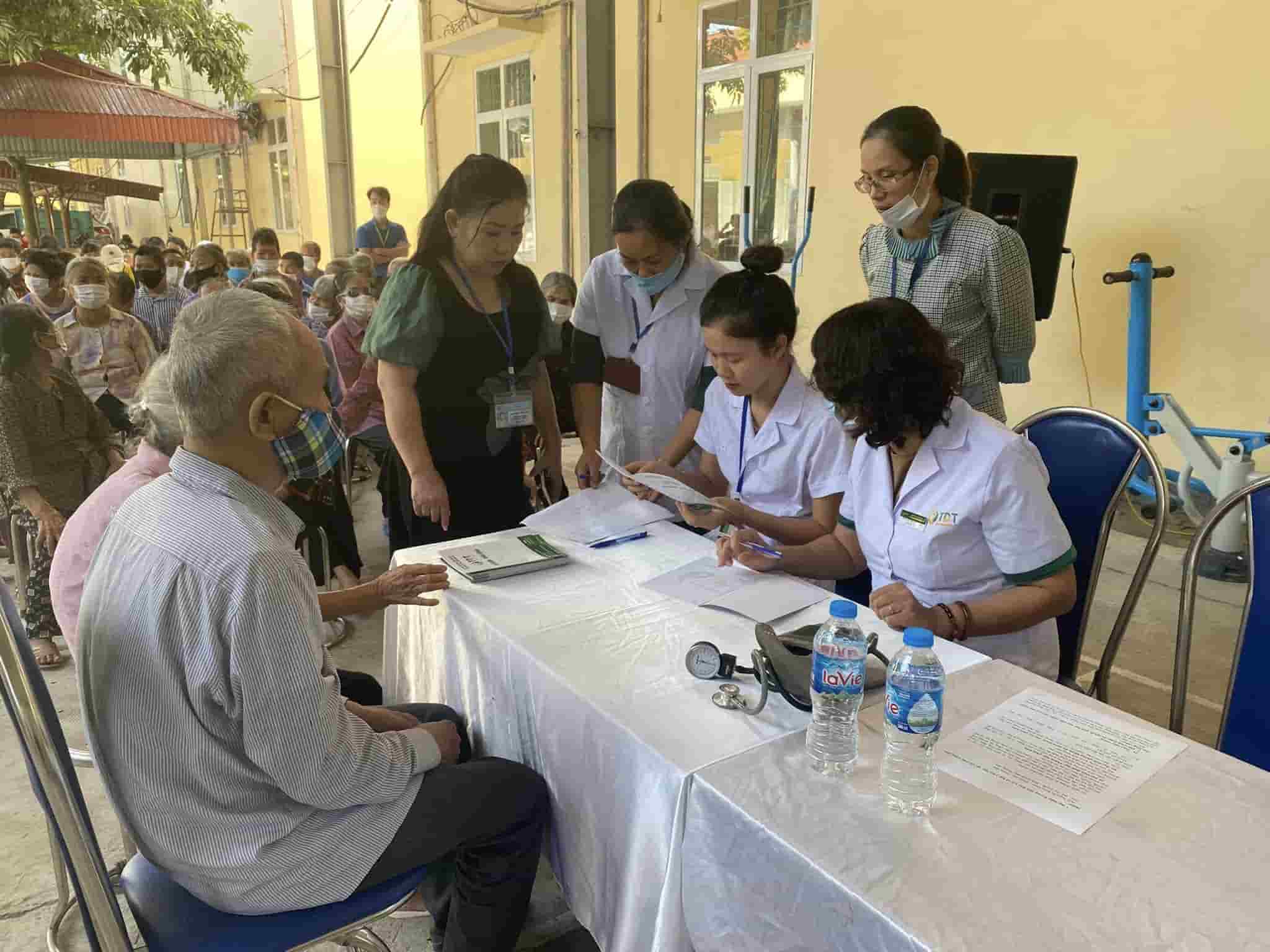 Cô Tuyết Lan thăm khám cho bà con Trung tâm Bảo trợ xã hội số 2