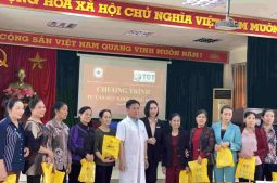 Thuốc Dân Tộc thường xuyên chuẩn bị quà tặng cho bà con địa phương