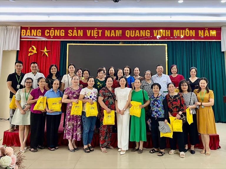 Đại diện Thuốc dân tộc tặng quà, chụp ảnh lưu niệm cùng 1 số bà con phường Khương Đình tham dự hội thảo