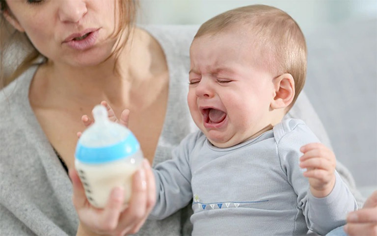 trẻ bị dị ứng sữa