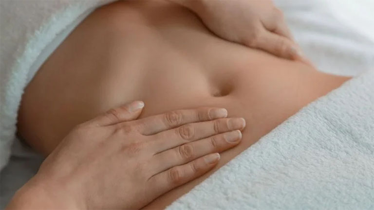 Trị táo bón sau sinh bằng cách massage bụng