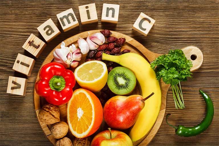 bổ sung thực phẩm giàu vitamin C để trị đi cầu ra máu tại nhà