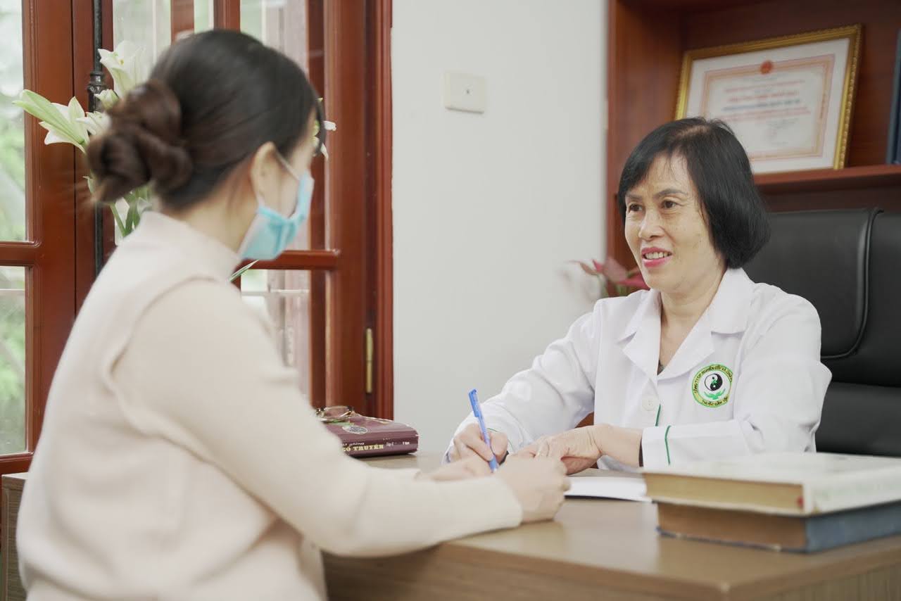 Bác sĩ Đỗ Thanh Hà thăm khám bệnh phụ khoa cho chị em