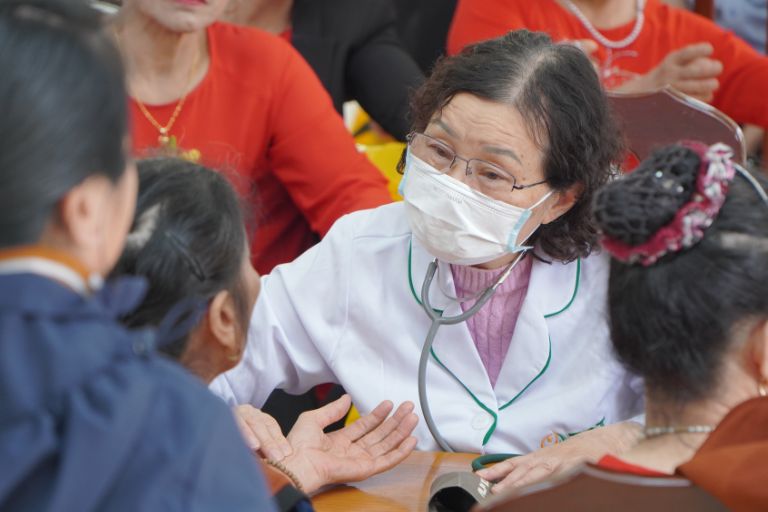 TTUT. Bác sĩ Phạm Thị Minh Dương thăm khám sức khỏe cho bà con