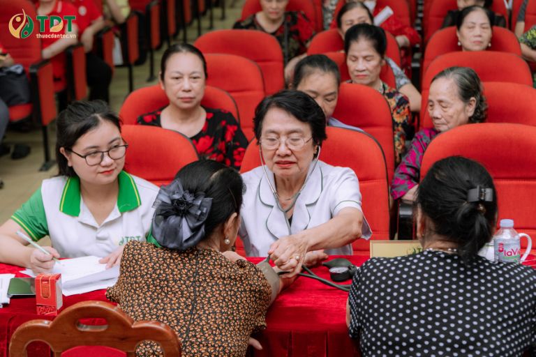 Thầy thuốc Ưu tú, Bác sĩ Nguyễn Thị Nhuần khám bệnh cho bà con