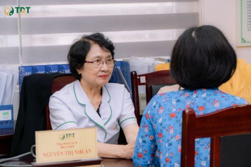 Thầy thuốc Ưu tú, Bác sĩ Nguyễn Thị Nhuần khám sức khỏe cho các thầy cô giáo