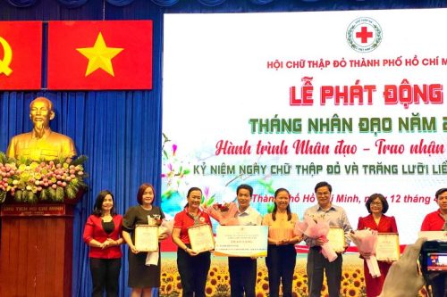 Thuốc Dân Tộc trao quà tặng cho Hội chữ thập đỏ quận Gò Vấp