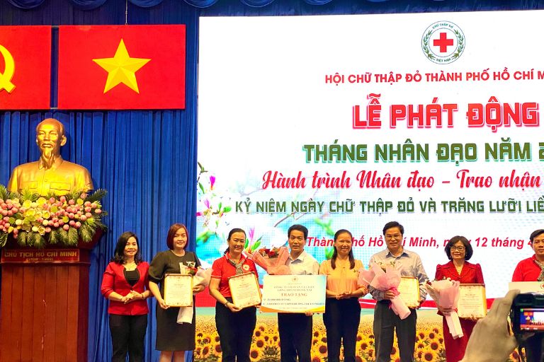 Thuốc Dân Tộc trao quà tặng cho Hội chữ thập đỏ quận Gò Vấp 