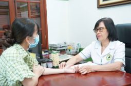 Bác sĩ Thanh Hà thăm khám bệnh phụ khoa cho chị em