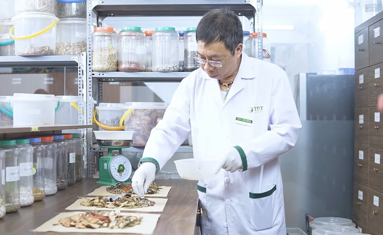 Các thang thuốc được Thầy thuốc ưu tú, bác sĩ CKII Lê Hữu Tuấn trực tiếp bốc