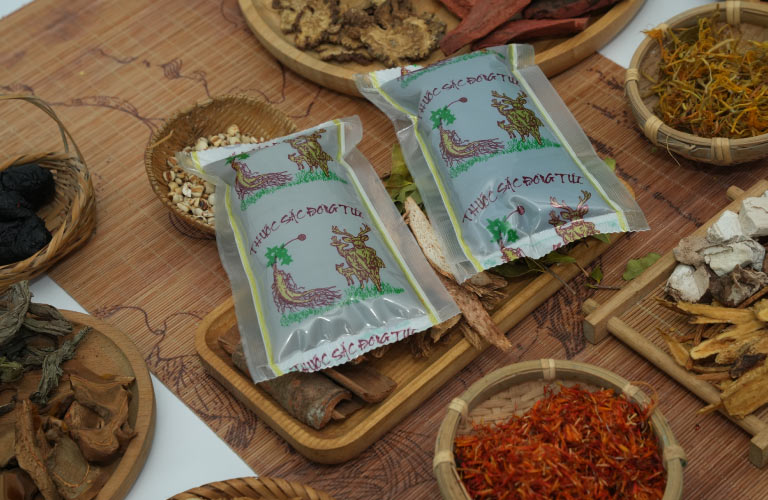 Trung tâm có hỗ trợ sắc sẵn thành dạng thuốc thang để bà con tiện sử dụng Trung tâm có hỗ trợ sắc sẵn thành dạng thuốc thang để bà con tiện sử dụng