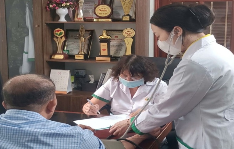 Bác sĩ Việt trợ lý cho Thạc sĩ, bác sĩ Nguyễn Thị Tuyết Lan trong các ca khám lâm sàng tại phòng khám