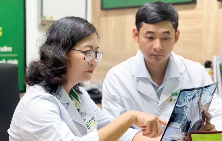 Bác sĩ CKII Trần Lan Hương và Bác sĩ Nguyễn Anh Tuấn trao đổi chuyên môn