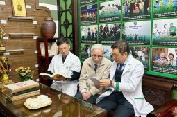 Trung tâm Thuốc dân tộc quy tụ đội ngũ bác sĩ đầu ngành