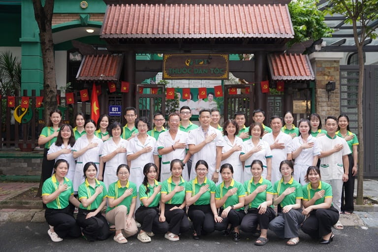 Trung tâm luôn có đội ngũ bác sĩ chuyên khoa, lương y giàu kinh nghiệm, vững tay nghề cùng đồng hành với bà con Trung tâm Thuốc dân tộc tròn 15 năm thành lập và phát triển