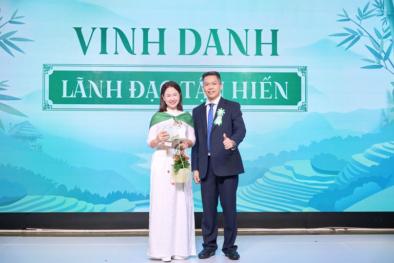 Bà Đinh Thị Kim Thoa - Phó TGĐ Trung tâm nhận vinh danh "lãnh đạo tận hiến" vì sự phát triển đơn vị Bà Đinh Thị Kim Thoa - Phó TGĐ Trung tâm nhận vinh danh "lãnh đạo tận hiến" vì sự phát triển đơn vị