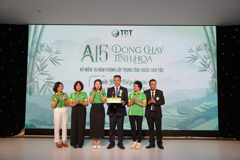 Đại diện Trung tâm thổi nến mừng sinh nhật 15 năm Đại diện Trung tâm thổi nến mừng sinh nhật 15 năm