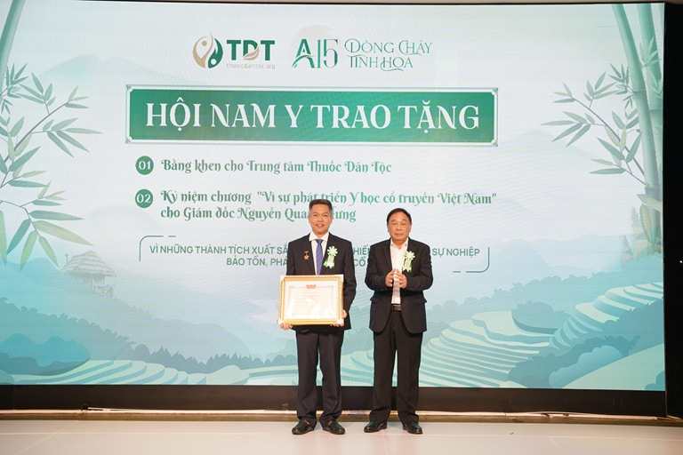 Ông Nguyễn Quang Hưng đại diện Trung tâm nhận kỷ niệm chương và bằng khen danh giá Ông Nguyễn Quang Hưng đại diện Trung tâm nhận kỷ niệm chương và bằng khen danh giá