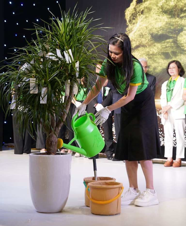 Đại diện các thế hệ tại Trung tâm cùng trồng cây Đại diện các thế hệ tại Trung tâm cùng trồng cây