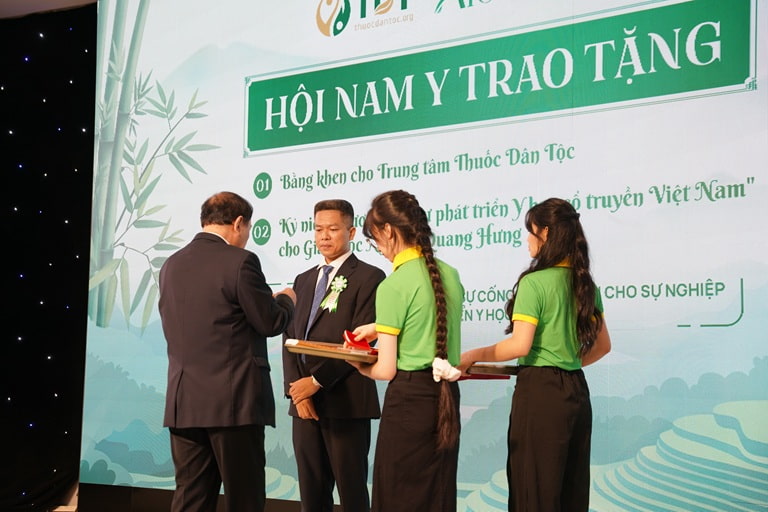 Đại diện Hội Nam y trao tặng bằng khen, kỷ niệm chương cho Trung tâm Đại diện Hội Nam y trao tặng bằng khen, kỷ niệm chương cho Trung tâm