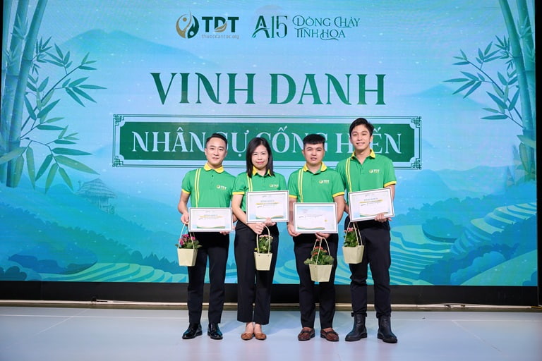 Vinh danh nhân sự đã có nhiều cống hiến xuất sắc cho sự phát triển của Trung tâm