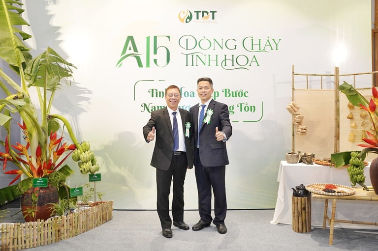 Bác sĩ Lê Hữu Tuấn cùng TGĐ Nguyễn Quang Hưng tại sự kiện A15 Bác sĩ Lê Hữu Tuấn cùng TGĐ Nguyễn Quang Hưng tại sự kiện A15