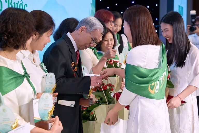 Đại diện Trung tâm gửi quà tri ân đến những người đã đồng hành, làm nên nền tảng của Trung tâm Đại diện Trung tâm gửi quà tri ân đến những người đã đồng hành, làm nên nền tảng của Trung tâm